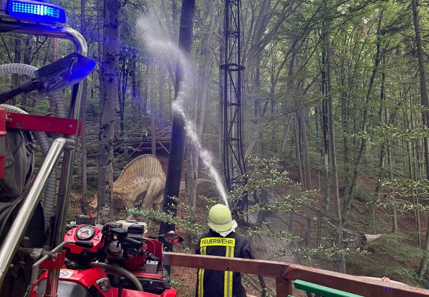 Pericol într-un parc tematic pentru copii: un dinozaur de 10 metri s-a făcut scrum în doar câteva secunde FOTO VIDEO