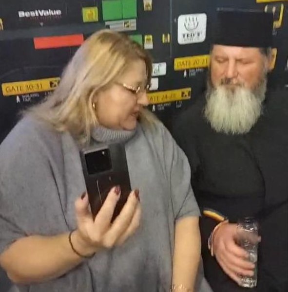 Circ pe aeroport. Diana Șoșoacă a luat cu ea la Bruxelles doi preoţi. Motivul: „Satana e printre noi”