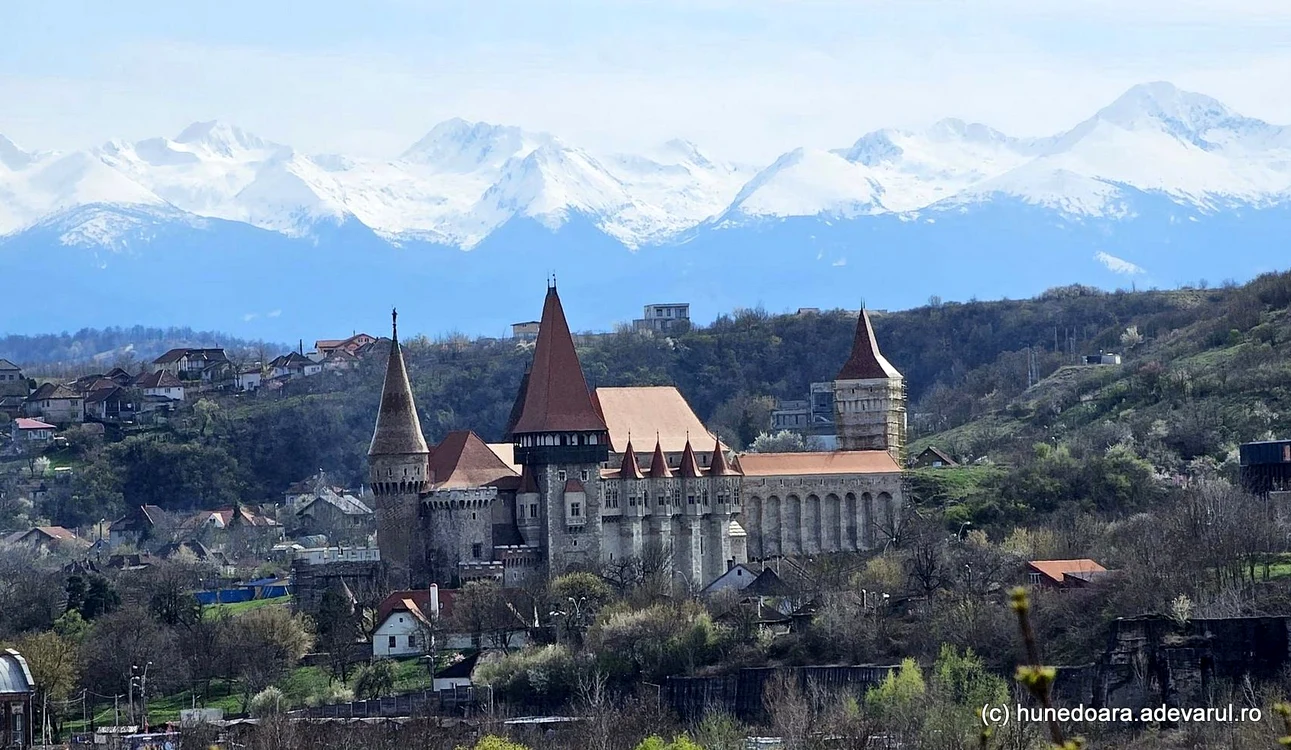 Retezatul pare să vegheze peste Castelul Corvinilor. Foto: Daniel Guță. ADEVĂRUL