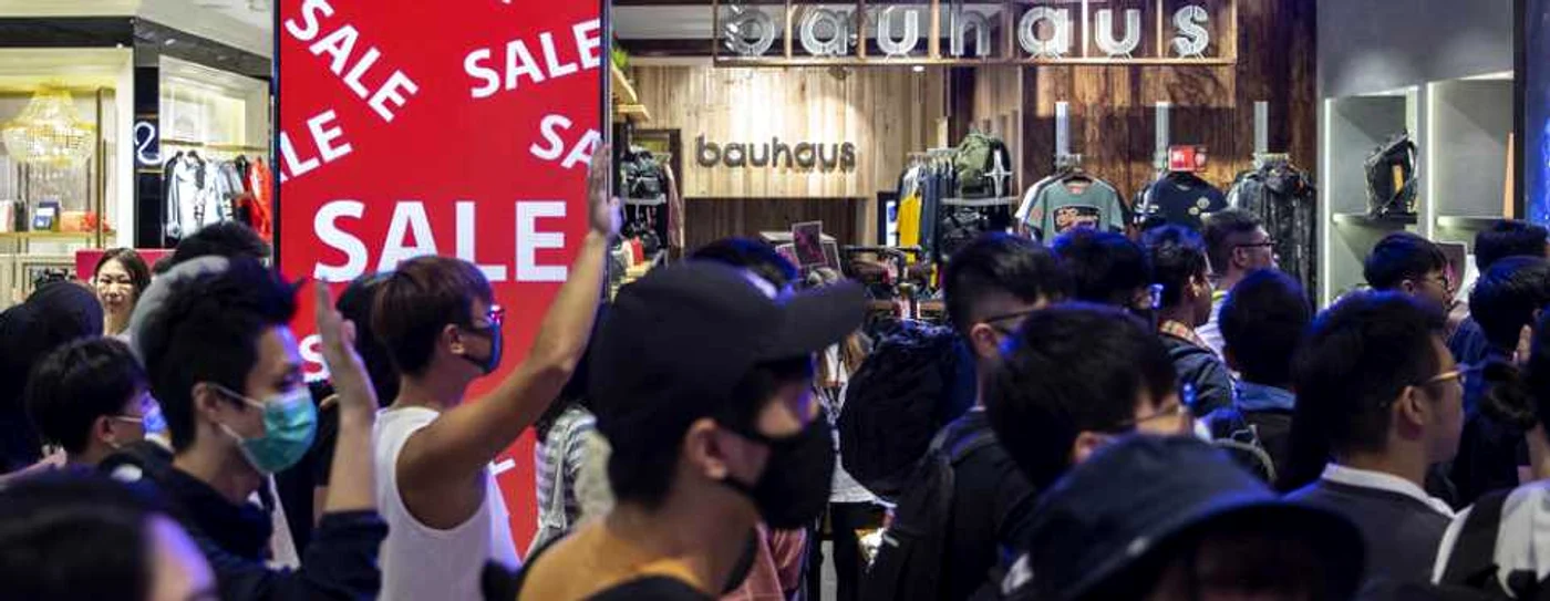 Protestatari se adună într-un centru comercial unde la un eveniment shop with you care semnifică cele cinci solicitări ale cetăţenilor din Hong Kong faţă de administraţia chineză