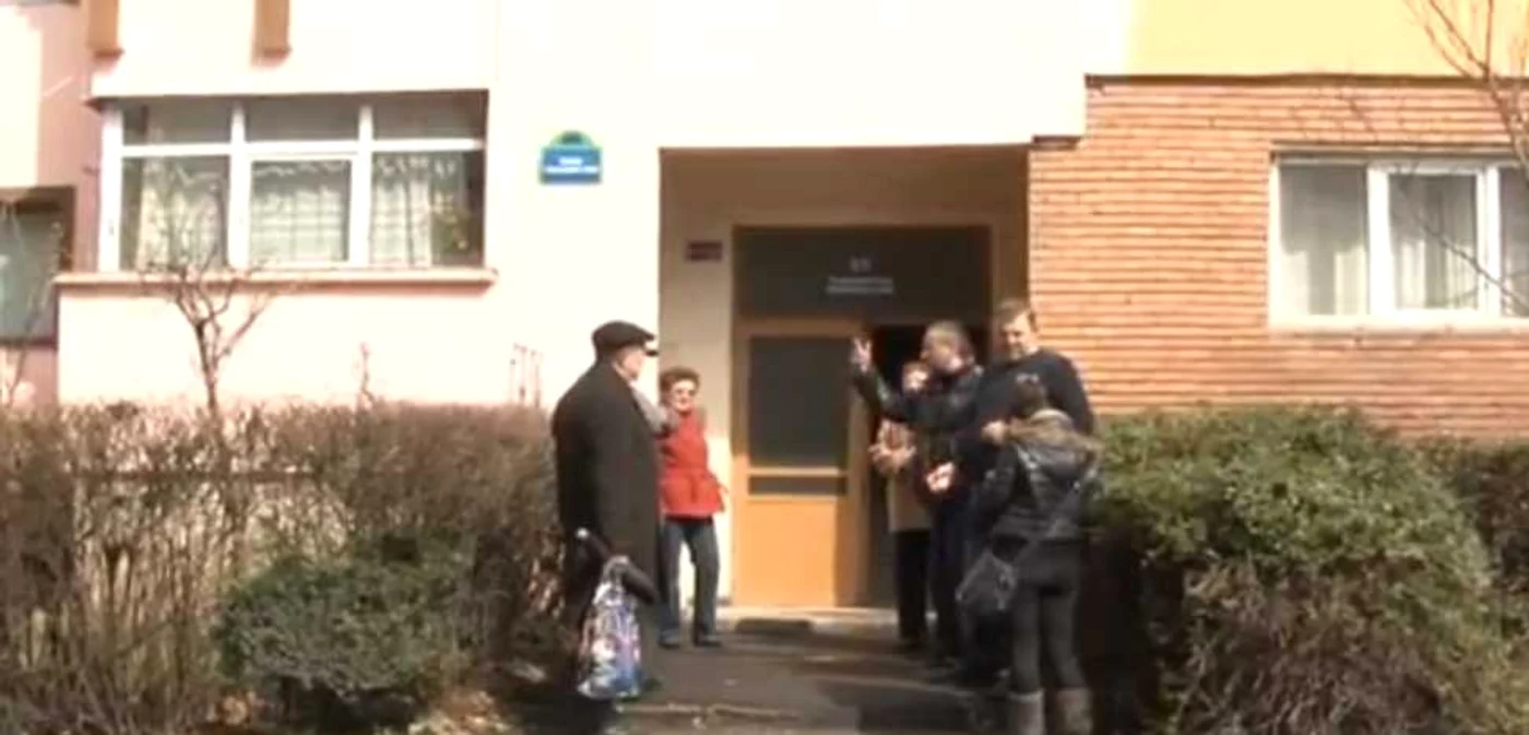 Locatarii s-au revoltat şi au protestat în faţa blocului