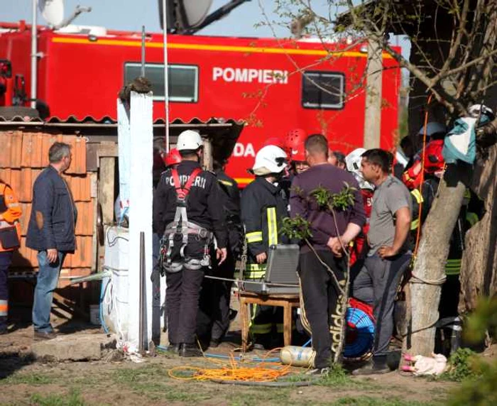 Pompierii militari de la ISU Teleorman intervin în satul Balta Sărată din Teleorma pentru scoaterea în siguranţă a unui copil de doi ani căzut în puţul din curtea casei FOTO Dorin Constanda