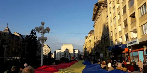 Tricolor de 100 de metri în centrul Timişoarei FOTO Ş.Both