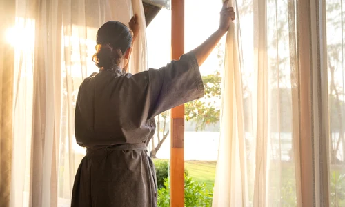 femeie aeriseste  2455569523 jpg