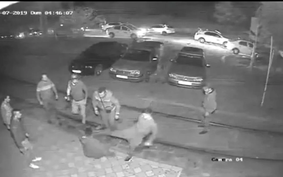 Scena in care taximetriștii din Galați îl agresează pe tânărul de 19 ani