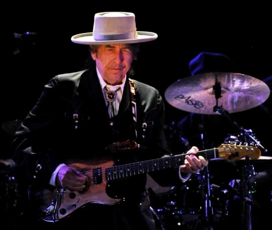 Bob Dylan mai cântă şi la chitară, chitară bas, muzicuţă, pian şi orgă FOTO AFP