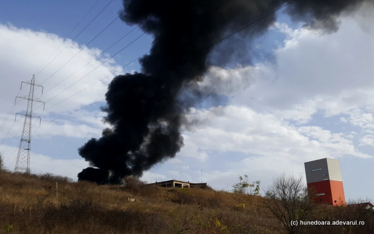 Incendiu în Hunedoara. FOTO: Daniel Guţă. ADEVĂRUL.