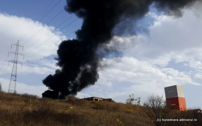 Incendiu în Hunedoara. FOTO: Daniel Guţă. ADEVĂRUL.