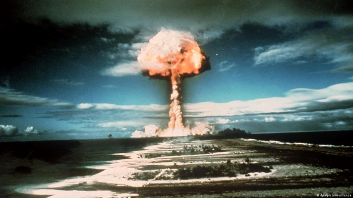 Un nor nuclear se ridică după explozia unei bombe atomice în 1971 deasupra insulei franceze Mururoa 
