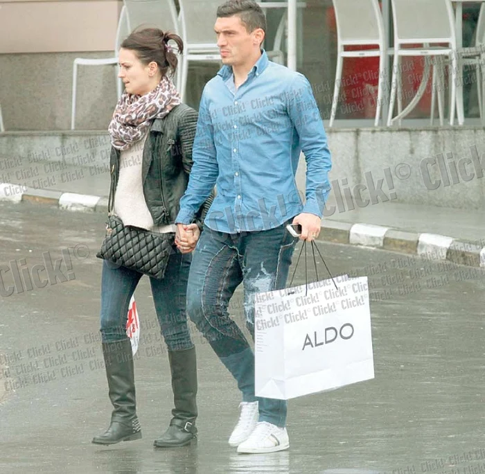 
    După două ore, Claudiu şi Laura  au ieşit din Mall  cu câte o pungă (fotografii: blitz)  