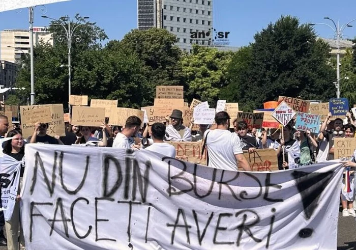 Studenții au protestat la începutul săptămânii, în fața Guvernului Sursa foto: Facebook/ ANOSR