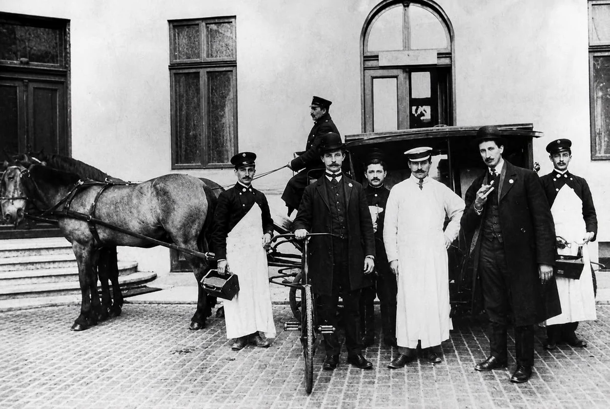 Prima ambulanță cu cai din București, în 1906, alături de medic, vizitiu și sergentul de oraș