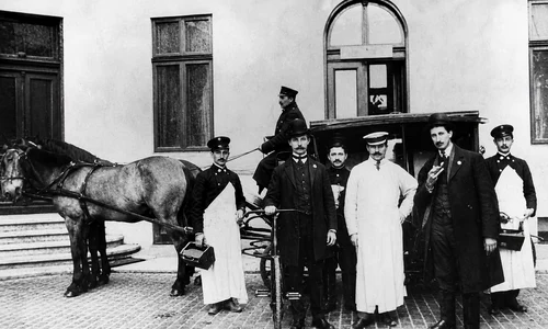 Prima ambulanță cu cai din București, în 1906, alături de medic, vizitiu și sergentul de oraș 