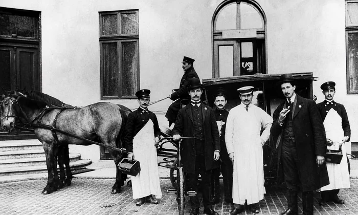 Prima ambulanță cu cai din București, în 1906, alături de medic, vizitiu și sergentul de oraș