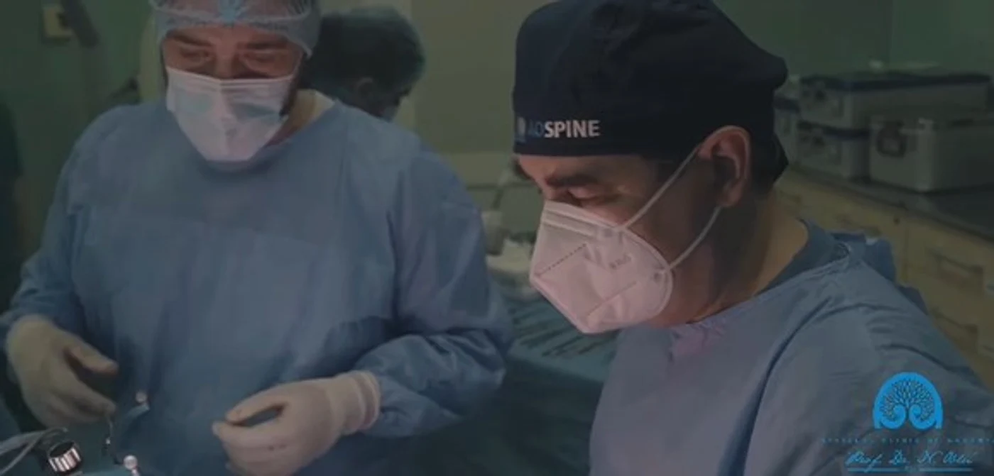 
    Dr. Lucian Eva lângă pacienta sa, Maria Marici, după operațieFOTO: captură Facebook/ Spitalul de Neurochirurgie Iași  