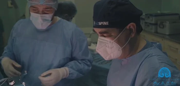 Dr. Lucian Eva lângă pacienta sa, Maria Marici, după operațieFOTO: captură Facebook/ Spitalul de Neurochirurgie Iași