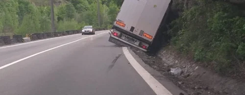 TIR în şanţ pe Valea Oltului din cauza neadaptării vitezei în zona Brezoi pe DN7 - E81 Vâlcea Foto Adevărul