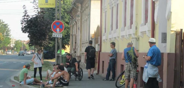 Şezătoare în faţa Azilului de noapte din Timişoara FOTO Ştefan Both