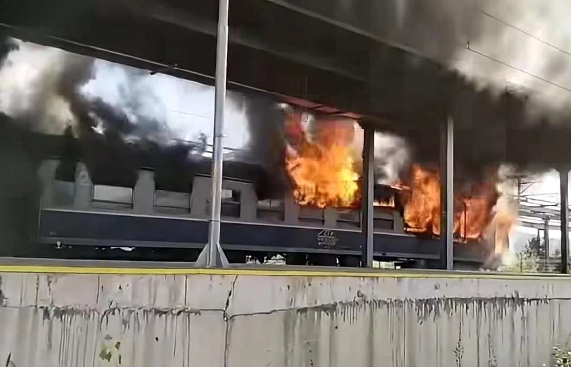 Vagon de tren în flăcări 