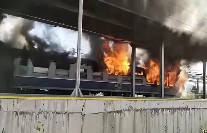 Vagon de tren în flăcări