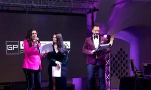 Reporterul special al emisiunii Flash Monden, Alina Erimia, a acceptat premiul jpeg