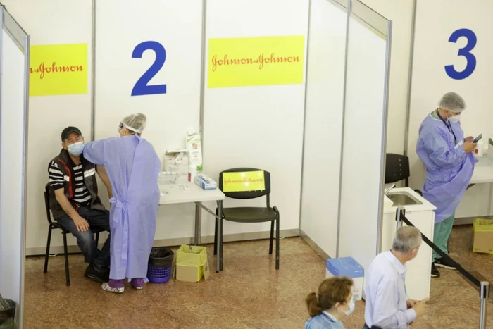 La ediţia a doua a maratonului vaccinării din Capitală cele mai multe persoane s-au vaccinat la centrul de la Sala Palatului FOTO Inquam Photos / George Calin