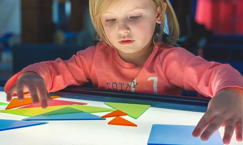 1 copil care se joaca jpg jpeg