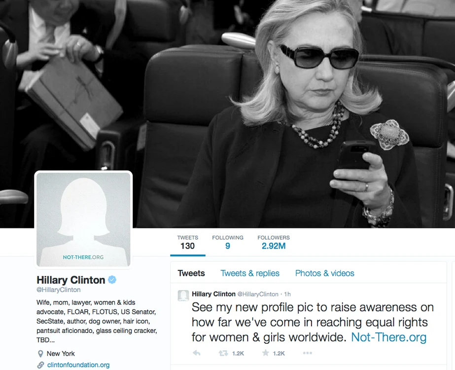 Hillary Clinton verificându-și mesajele de pe email