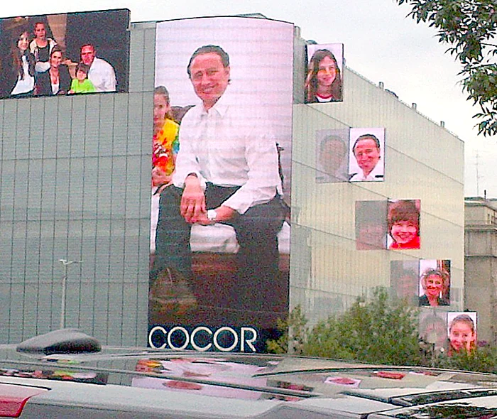 
    Anamaria i-a declarat  dragoste soţului ei,  Reghe, pe reclamele  luminoase ale  magazinului Cocor  