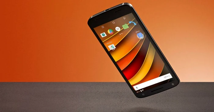 Motorola Moto X Force şi Droid Turbo 2 (doar pentru Verizon din SUA) au ecrane ultrarezistente.