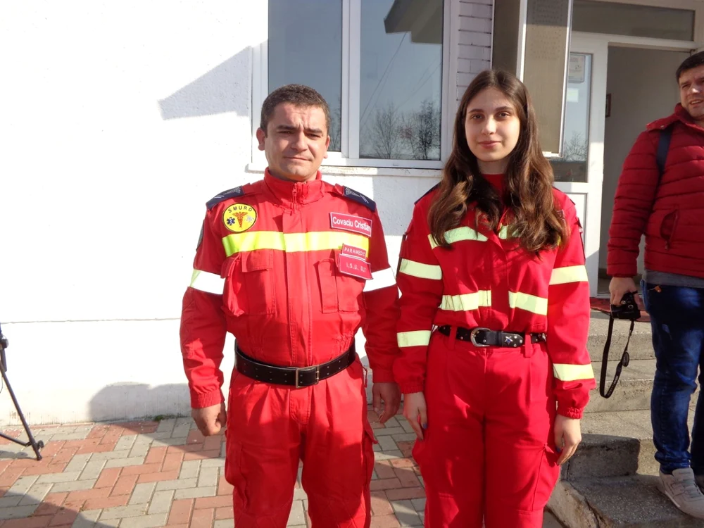 Cristian Covaciu, alături de Clara Păun, voluntari care participă la misiunile de salvare FOTO Alina Mitran