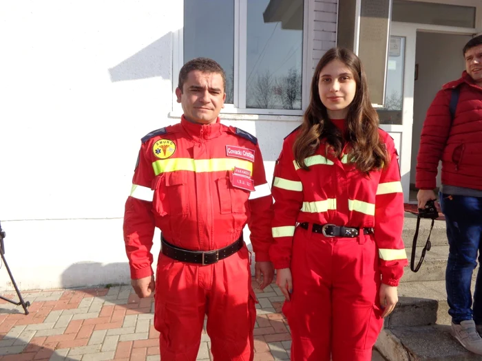 Cristian Covaciu, alături de Clara Păun, voluntari care participă la misiunile de salvare FOTO Alina Mitran