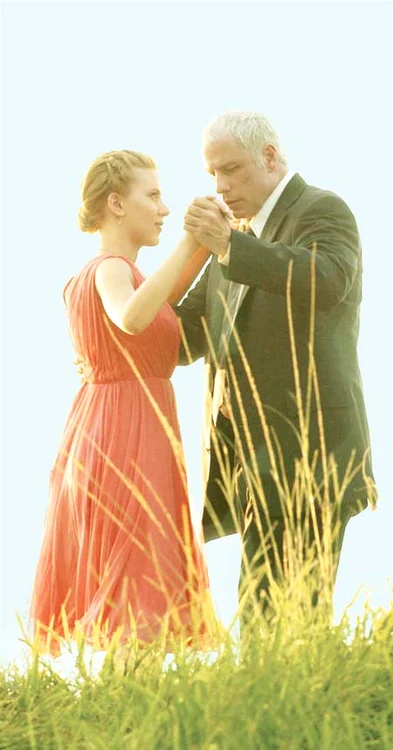 
    Scarlett Johansson şi John Travolta  