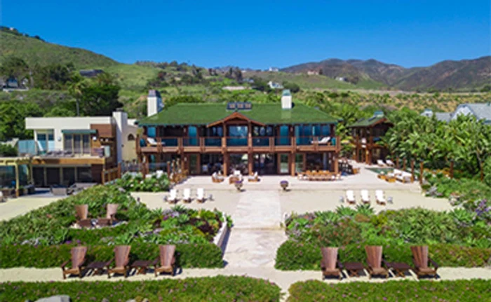 Așa arată casa din Malibu pe care Pierce Brosnan și soția lui au scos-o la vânzare