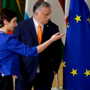 viktor orban steagul uniunii europene foto shutterstock