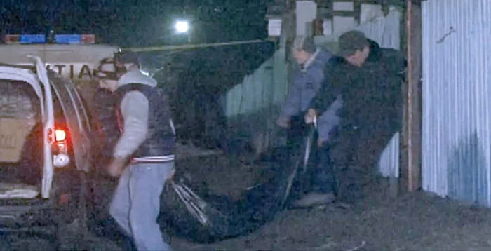 
    Oamenii legii au ridicat cadavrul de la faţa loculuiFoto: Andrei Balaban  