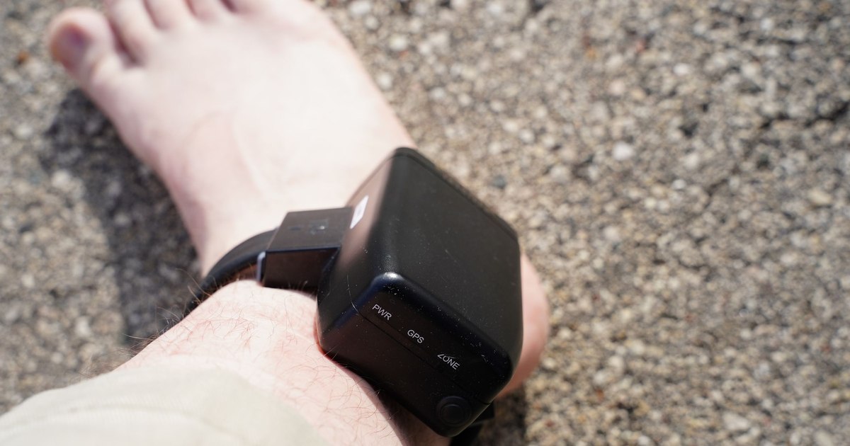 O femeie a primit brățară electronică după ce și-a agresat soțul, risc major confirmat de poliție