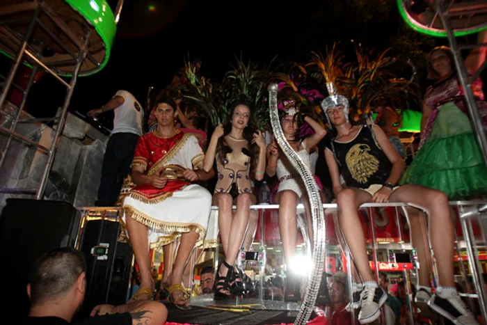 Carele alegorice au fost admirate de privitori pe străzile staţiunii Mamaia