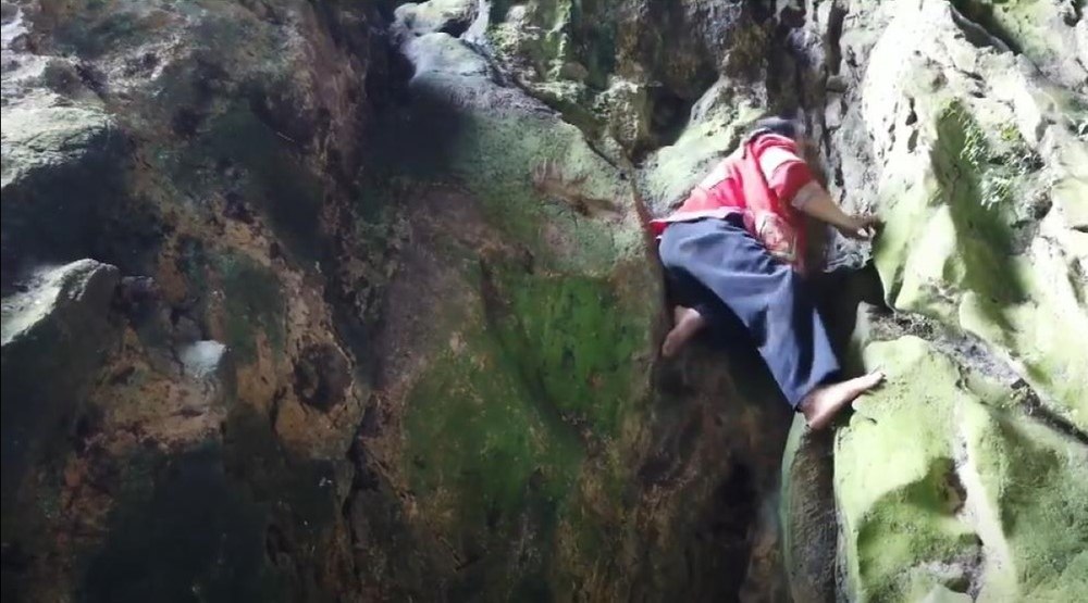 Imagini cu „Femeia-Păianjen” din China, care escaladează o stâncă de 108 metri fără niciun echipament