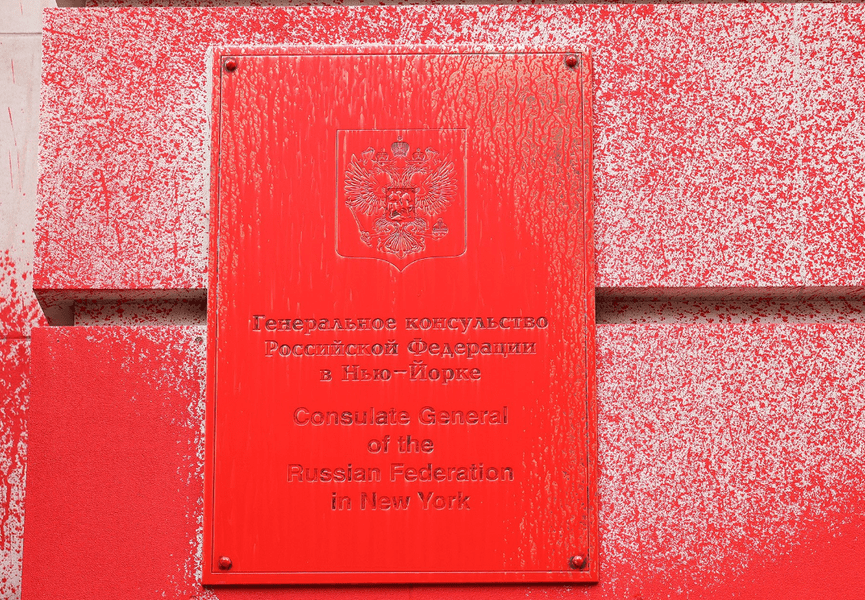 Fațada consulatului Rusiei la New York, vandalizată cu vopsea roșie 