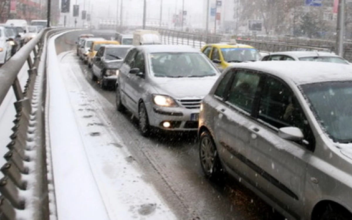 
    În mai multe zone se circulă cu viteză redusă, bară la bară.Foto: Arhiva Click  