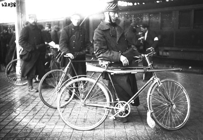 Soldaţi belgieni pe biciclete, în Boulogne, Franţa, 1914. La începutul conflictului, Belgia s-a declarat neutră, dar oferea ruta cea mai bună pentru a intra în Franţa, aşa că Germania a declarat că