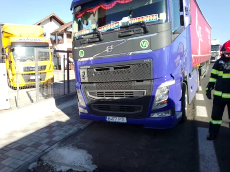 Un TIR plin cu lapte s-a izbit de gardul unei case de pe Valea Oltului - pe DN 7 - în Bujoreni - Vâlcea Foto ISU Vâlcea