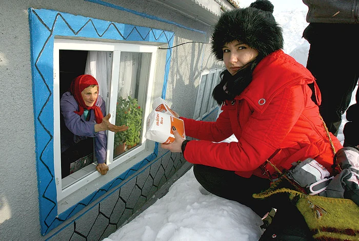 Lui tanti Valica am reuşit să-i dăm cartofii şi mălaiul pe geam, era  singurul loc prin care bătrâna  putea comunica cu cei de afară