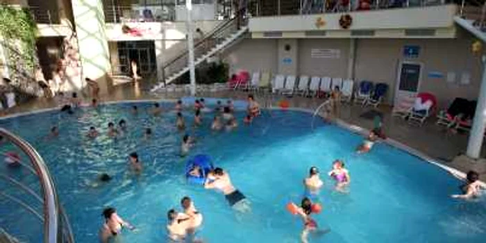 Piscinele din Braşov au fost realmente luate cu asalt