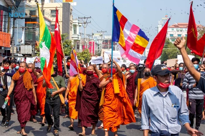 În capitala birmană Naypyidaw au avut loc marţi ciocniri între manifestanţi şi poliţie, înregistrându-se răniţi de ambele părţi.