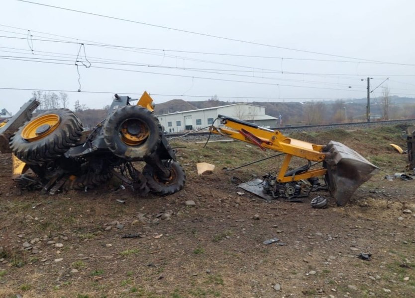 Accident feroviar grav în județul Bacău. Un buldoexcavator și șoferul neatent au fost spulberați de tren FOTO
