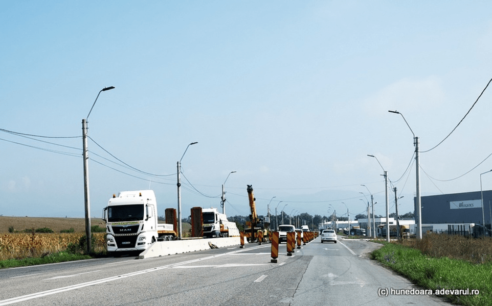 Șoferii au scăpat de parapetul de beton de pe șoseaua Hunedoara - Deva, zdruncinat de o mulțime de accidente