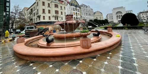 Fântâna cu pești din Timișoara FOTO Ruben Lațcău