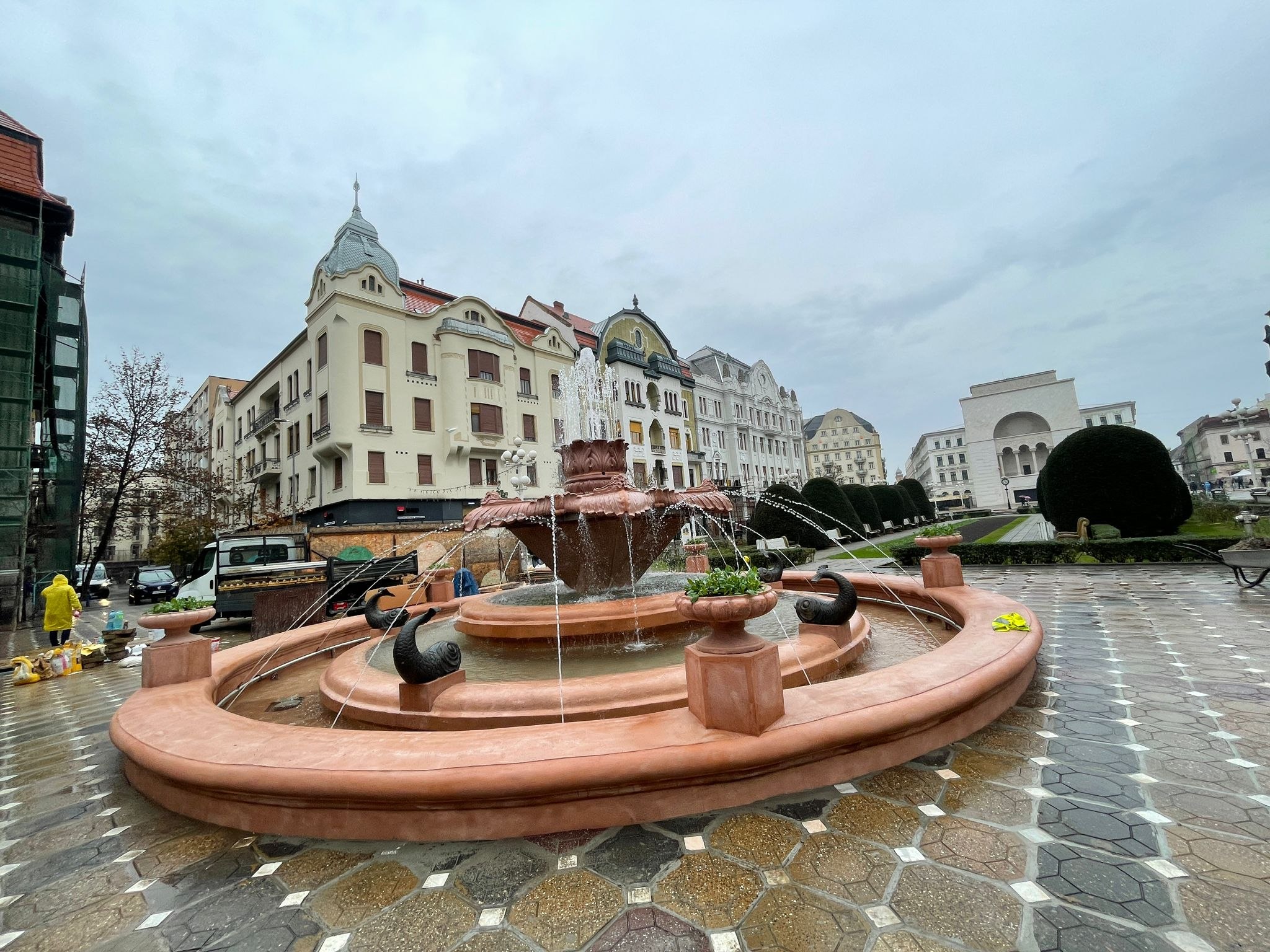 Fântâna cu Pești rămâne în zona zero a Timișoarei, fiind un simbol drag oamenilor de pe Piața Victoria - VIDEO. Fântâna cu Pești rămâne în zona zero a Timișoarei, fiind un simbol drag oamenilor de pe Piața Victoria - VIDEO.
